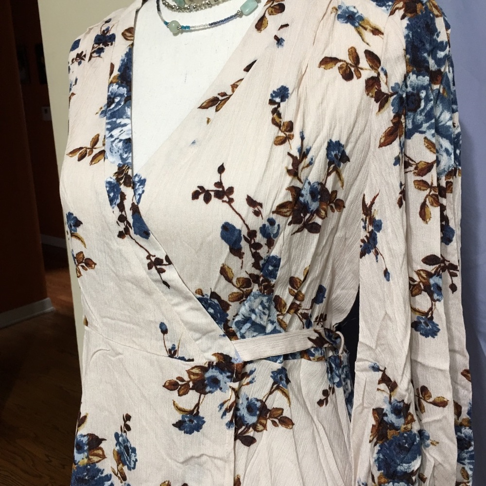 🌸 LAST ONE 🌺  MED. Innocent Floral wrap blouse - Picture 7 of 8